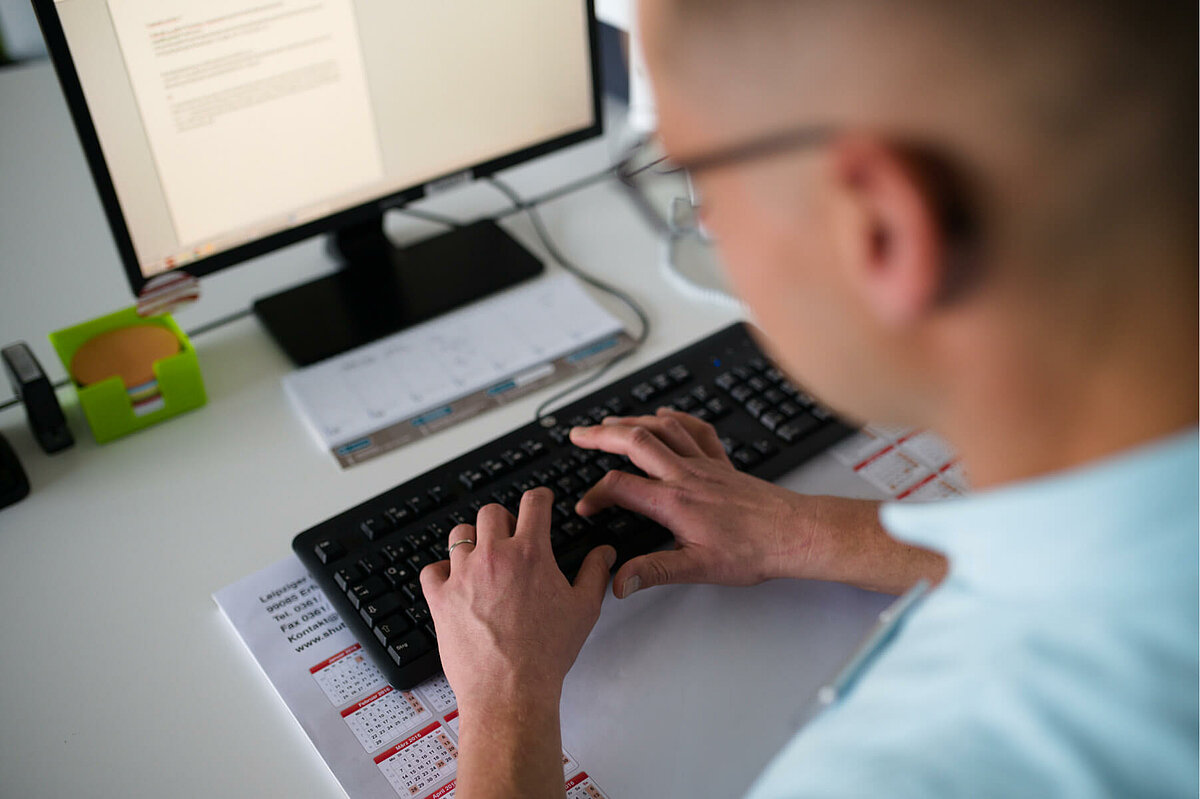 Qualitätsverantwortlicher bei Alloheim tippt am PC