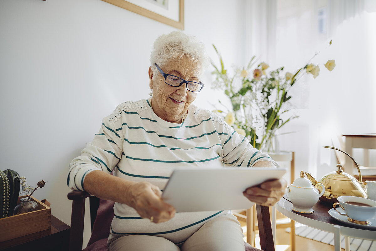 Bewohnerin mit Tablet