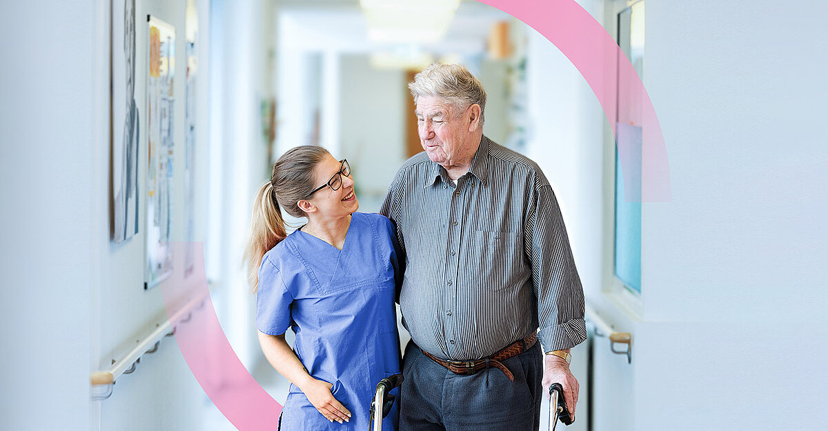 Bewohner mit Pflegekraft auf einem Flur