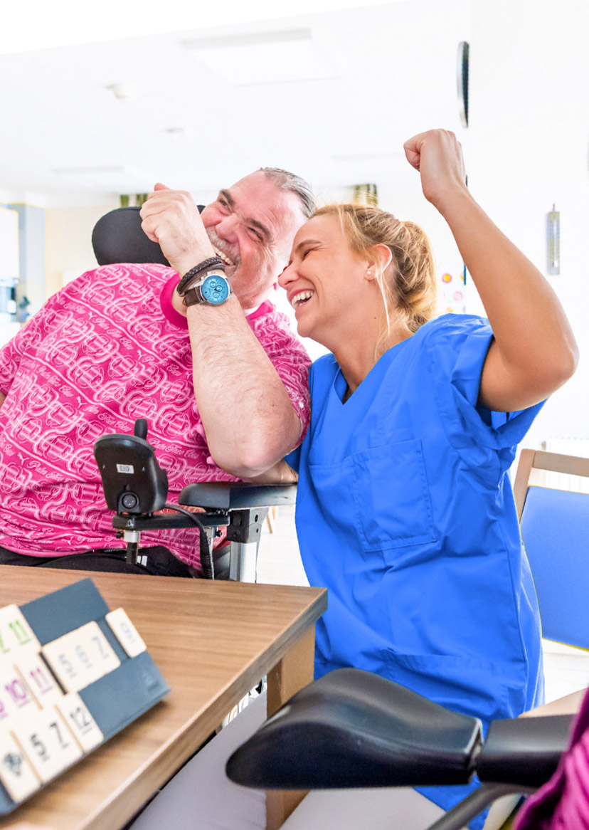 Bewohner und Pflegerin bei physiotherapeutischen Übungen