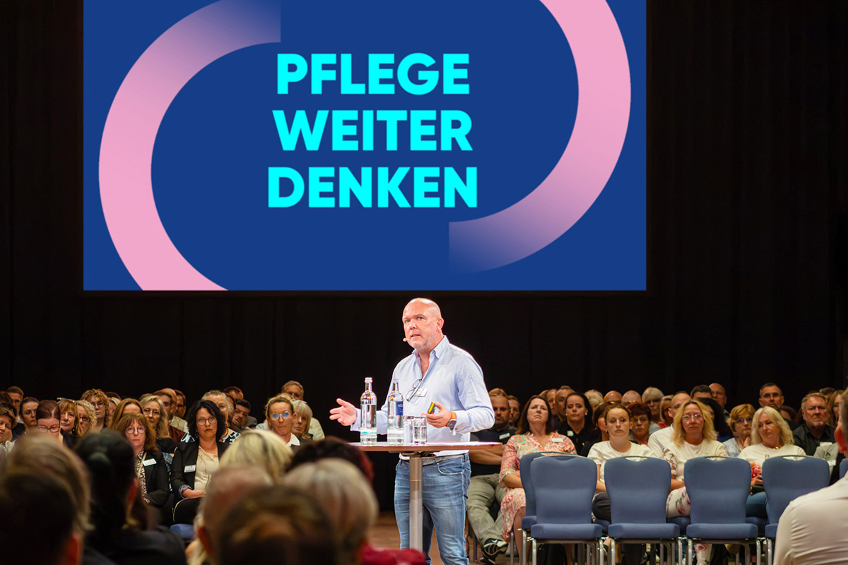 Der Vorsitzende der Geschäftsführung von Alloheim Dr. Steffen Hehner bei der Präsentation des neuens Slogans „Pflege weiter denken"