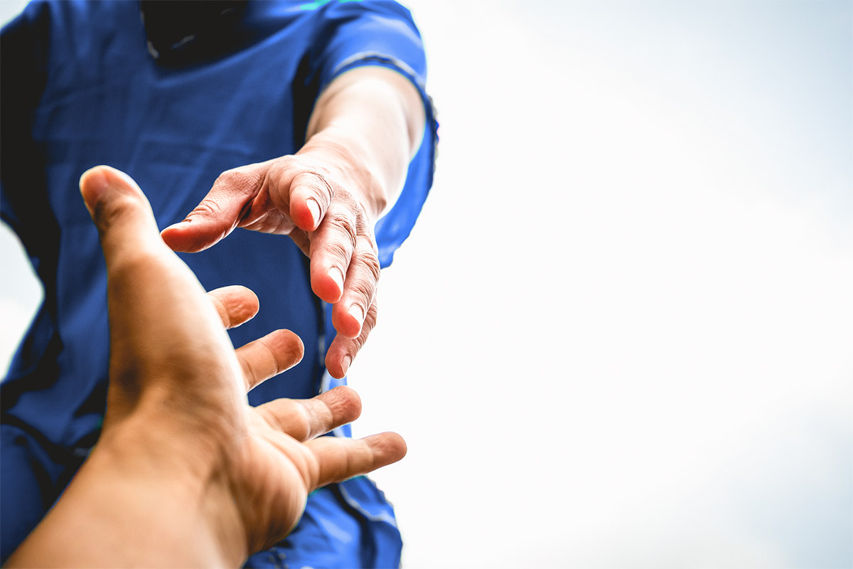 Zwei Hände greifen nach einander
